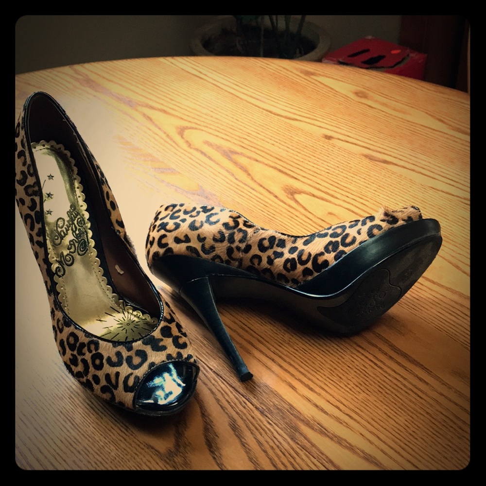 Like new size 6 1/2 Carlos Santana open toe pumps